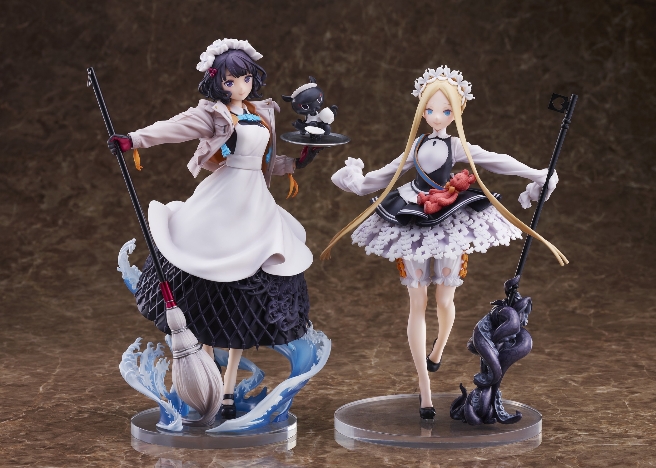 「フォーリナー/葛飾北斎 英霊祭装ver.」（写真左）と「フォーリナー/ アビゲイル・ウィリアムズ 英霊祭装ver.」（写真右）