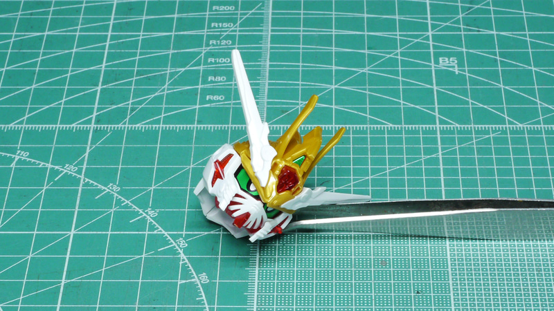 シールはいったん指に貼り付けて粘着力を落とせば貼り直しがやりやすくなります。難しければお父さんに頼んでみよう！