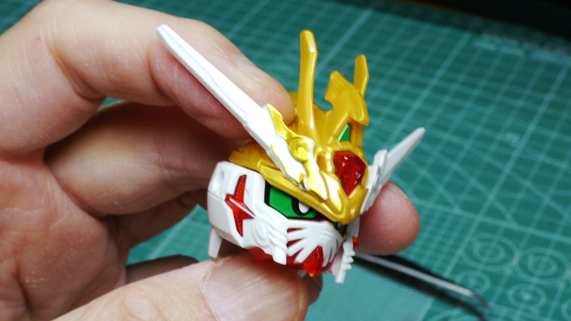 シールはいったん指に貼り付けて粘着力を落とせば貼り直しがやりやすくなります。難しければお父さんに頼んでみよう！