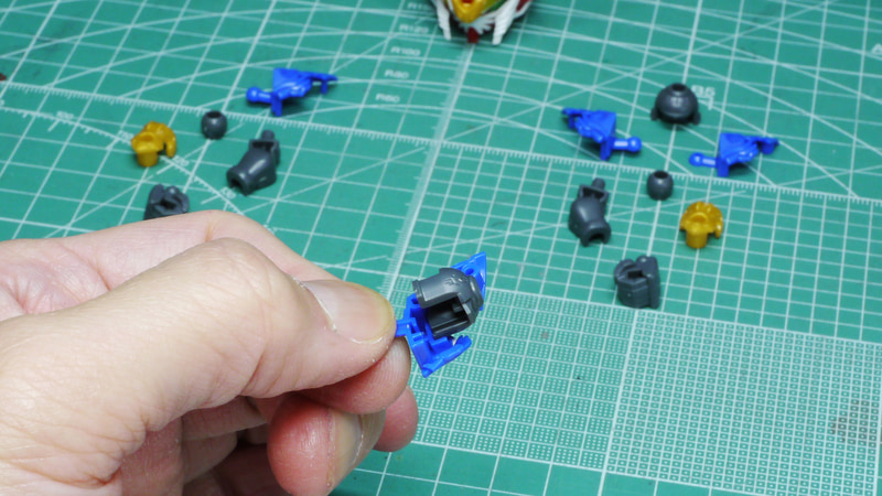 各部接続部はボールジョイント構造でいろんな方向への可動がしやすいです。動かしてみると二の腕が抜けやすいでしょうか