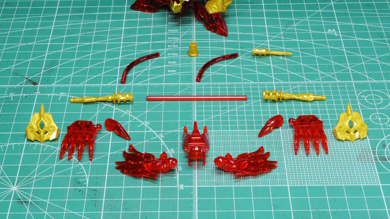 クリアーパーツは構造上割れやすいので慎重に付け外しする必要があります。しかしすごい表現力があるガンプラですね！