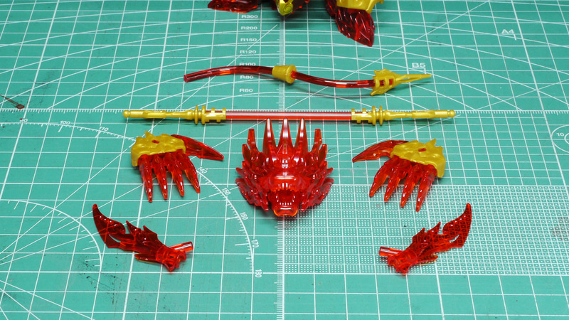 クリアーパーツは構造上割れやすいので慎重に付け外しする必要があります。しかしすごい表現力があるガンプラですね！