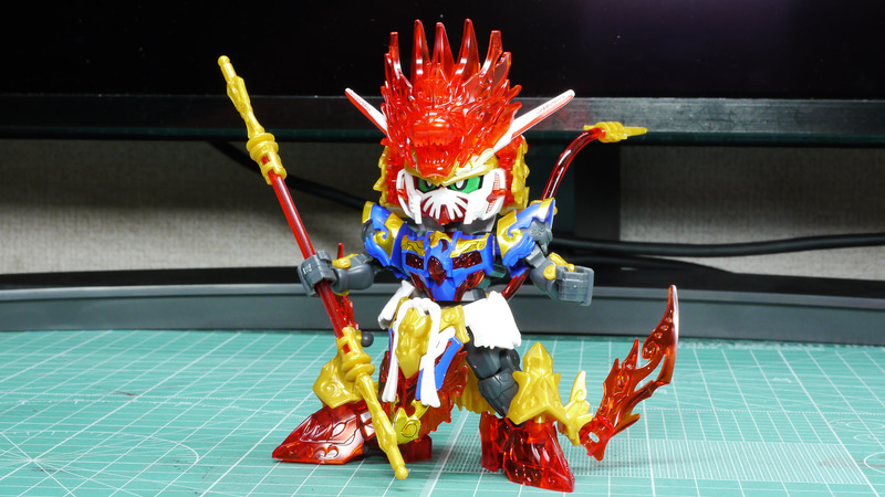 クリアーパーツは構造上割れやすいので慎重に付け外しする必要があります。しかしすごい表現力があるガンプラですね！