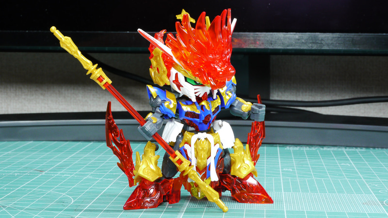 クリアーパーツは構造上割れやすいので慎重に付け外しする必要があります。しかしすごい表現力があるガンプラですね！