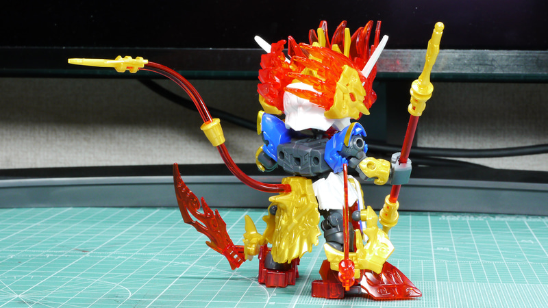 クリアーパーツは構造上割れやすいので慎重に付け外しする必要があります。しかしすごい表現力があるガンプラですね！