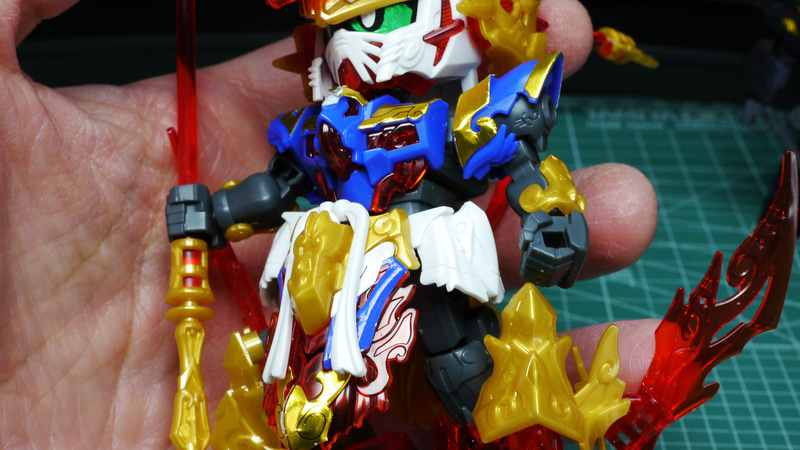 クリアーパーツは構造上割れやすいので慎重に付け外しする必要があります。しかしすごい表現力があるガンプラですね！