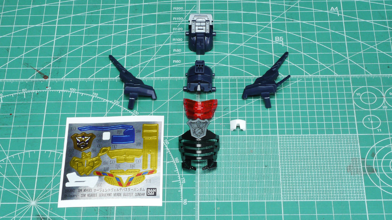 マスクの下にあるクリアーレッドのパーツに青いシールを貼り込むとその上からマスクの隙間から覗けてコントラストがかっこいいです