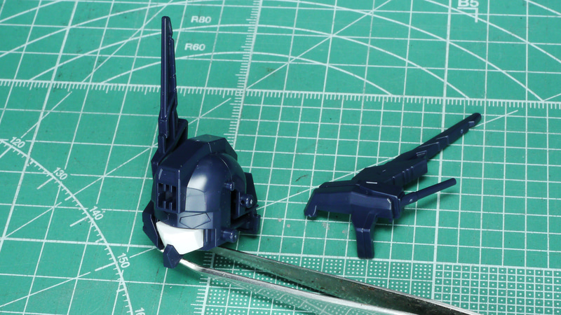 マスクの下にあるクリアーレッドのパーツに青いシールを貼り込むとその上からマスクの隙間から覗けてコントラストがかっこいいです