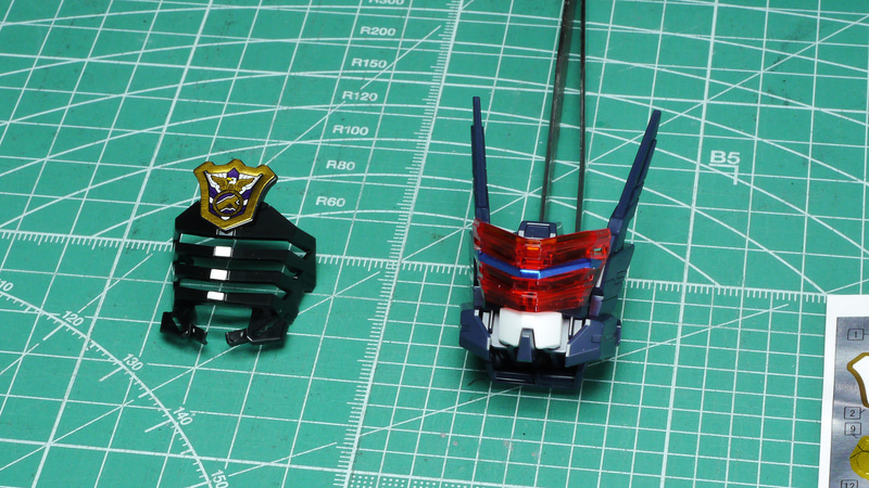 マスクの下にあるクリアーレッドのパーツに青いシールを貼り込むとその上からマスクの隙間から覗けてコントラストがかっこいいです