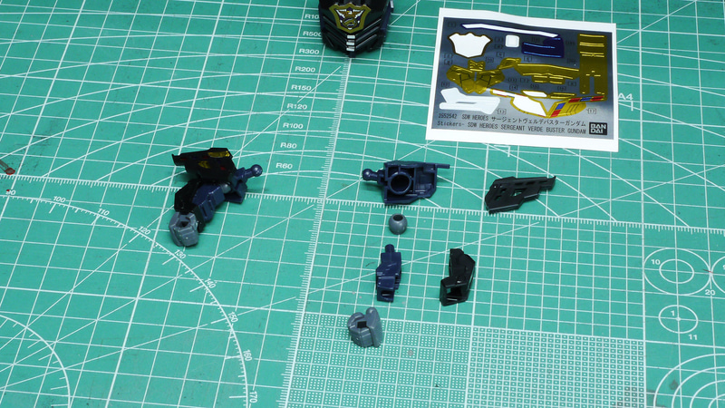 膝アーマーの右がシールでメタリックブルー、左が素材のクリアーレッドになっています。左もメタリックレッドのシールが欲しかったところです