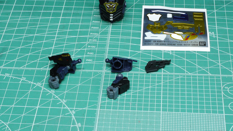 膝アーマーの右がシールでメタリックブルー、左が素材のクリアーレッドになっています。左もメタリックレッドのシールが欲しかったところです