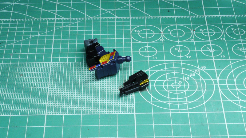 膝アーマーの右がシールでメタリックブルー、左が素材のクリアーレッドになっています。左もメタリックレッドのシールが欲しかったところです