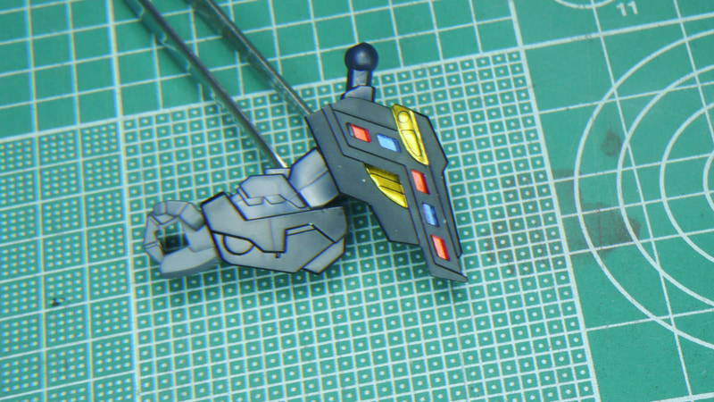 膝アーマーの右がシールでメタリックブルー、左が素材のクリアーレッドになっています。左もメタリックレッドのシールが欲しかったところです