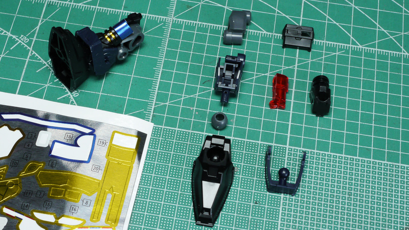 膝アーマーの右がシールでメタリックブルー、左が素材のクリアーレッドになっています。左もメタリックレッドのシールが欲しかったところです