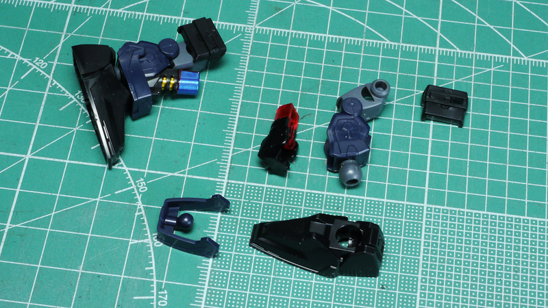 膝アーマーの右がシールでメタリックブルー、左が素材のクリアーレッドになっています。左もメタリックレッドのシールが欲しかったところです