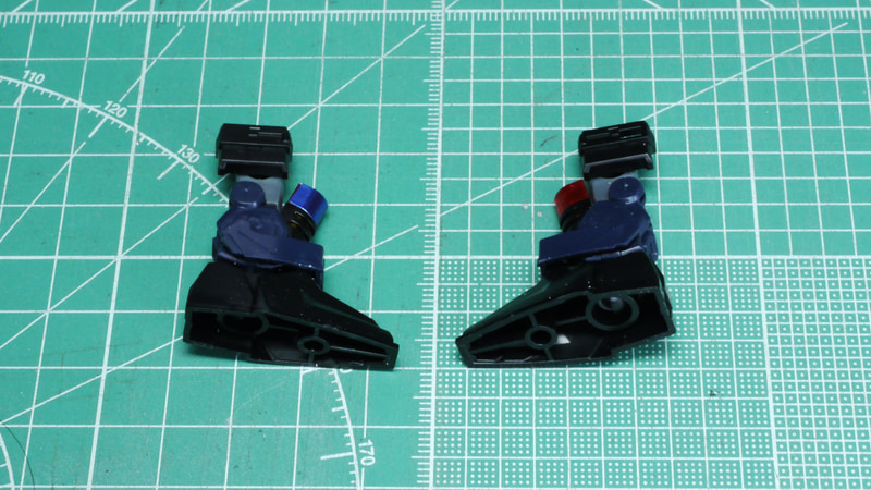 膝アーマーの右がシールでメタリックブルー、左が素材のクリアーレッドになっています。左もメタリックレッドのシールが欲しかったところです