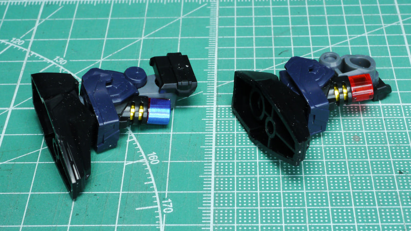 膝アーマーの右がシールでメタリックブルー、左が素材のクリアーレッドになっています。左もメタリックレッドのシールが欲しかったところです