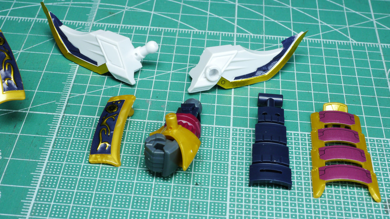 やはり甲冑デザインの腕部が素晴らしいと思います。さらに色分けされるとカンペキなのですが望みすぎでしょうか