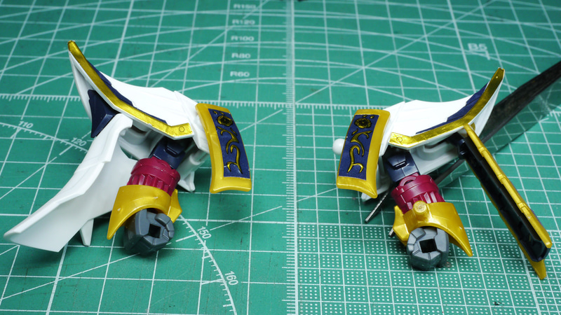 やはり甲冑デザインの腕部が素晴らしいと思います。さらに色分けされるとカンペキなのですが望みすぎでしょうか