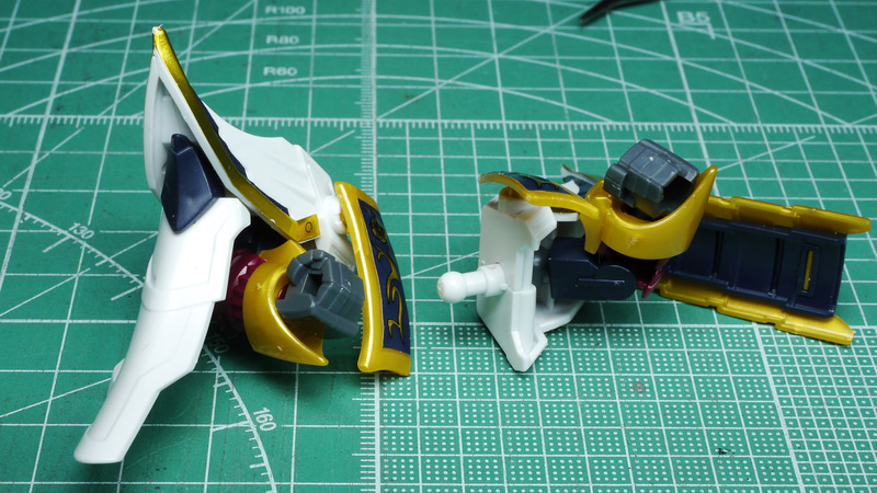 やはり甲冑デザインの腕部が素晴らしいと思います。さらに色分けされるとカンペキなのですが望みすぎでしょうか