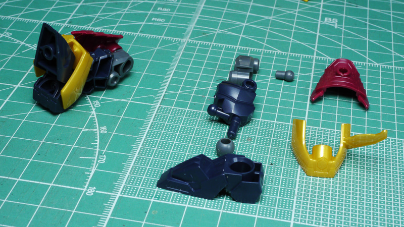 やはり甲冑デザインの腕部が素晴らしいと思います。さらに色分けされるとカンペキなのですが望みすぎでしょうか