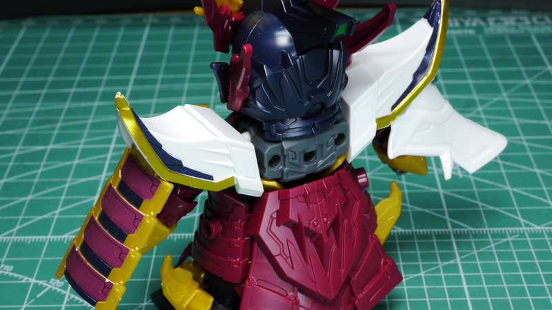 多層構造による甲冑の表現が素晴らしいです