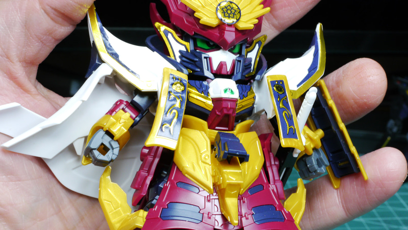 手に取った時のカタマリ感がすばらしく、立たせておくだけでも存在感たっぷりです