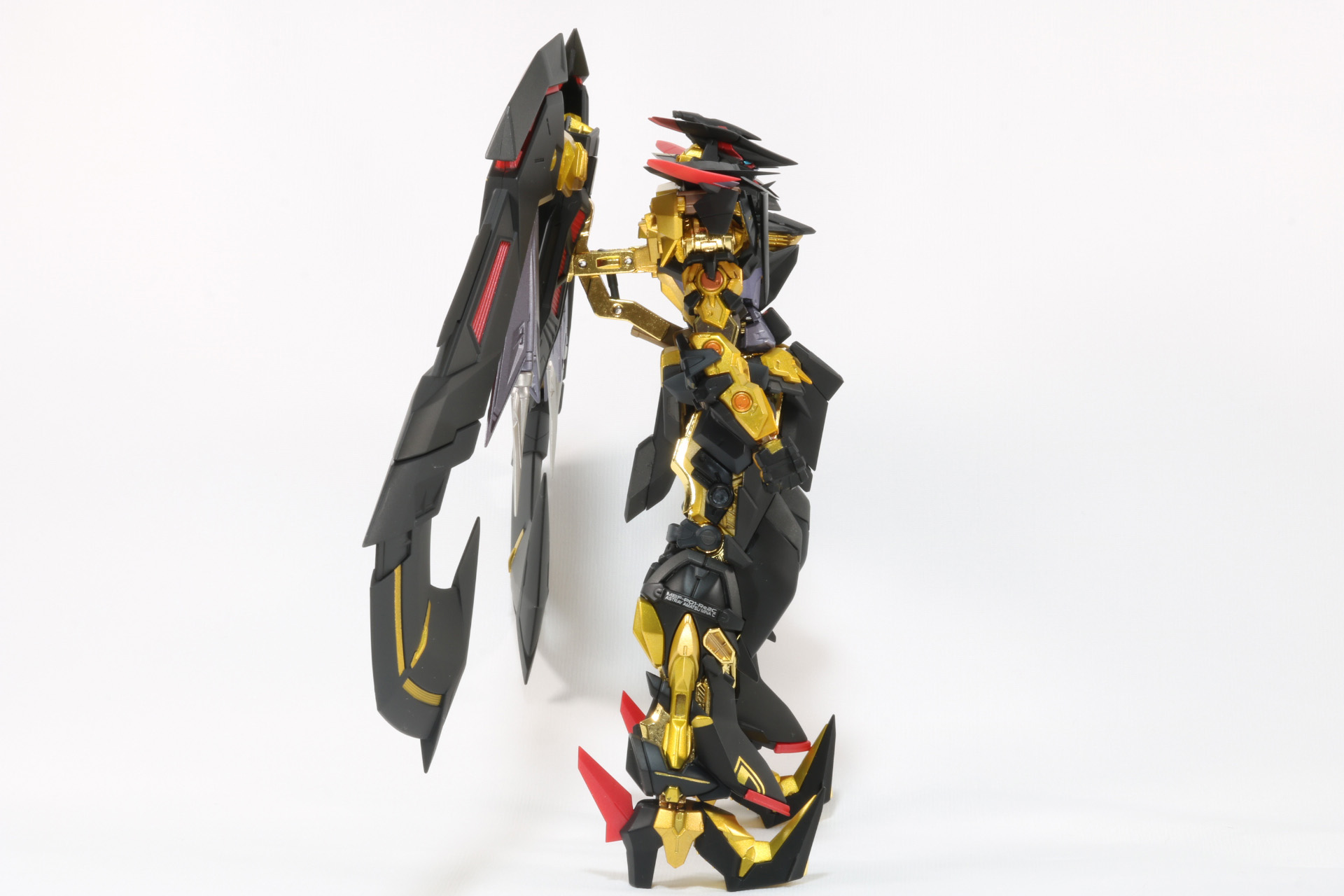 目元やバルカンなど細かく色分けされている