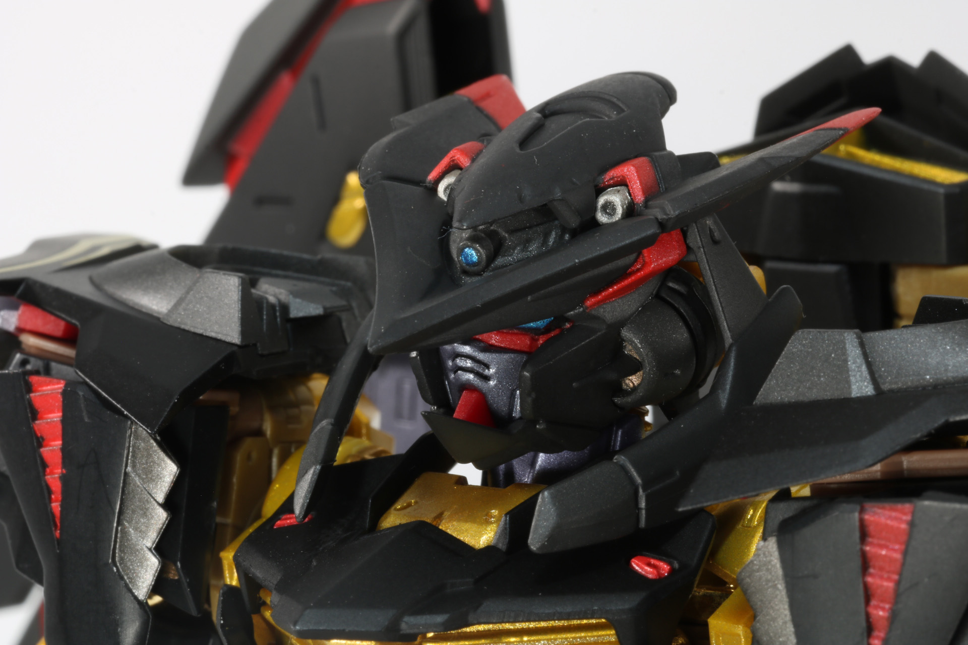 目元やバルカンなど細かく色分けされている