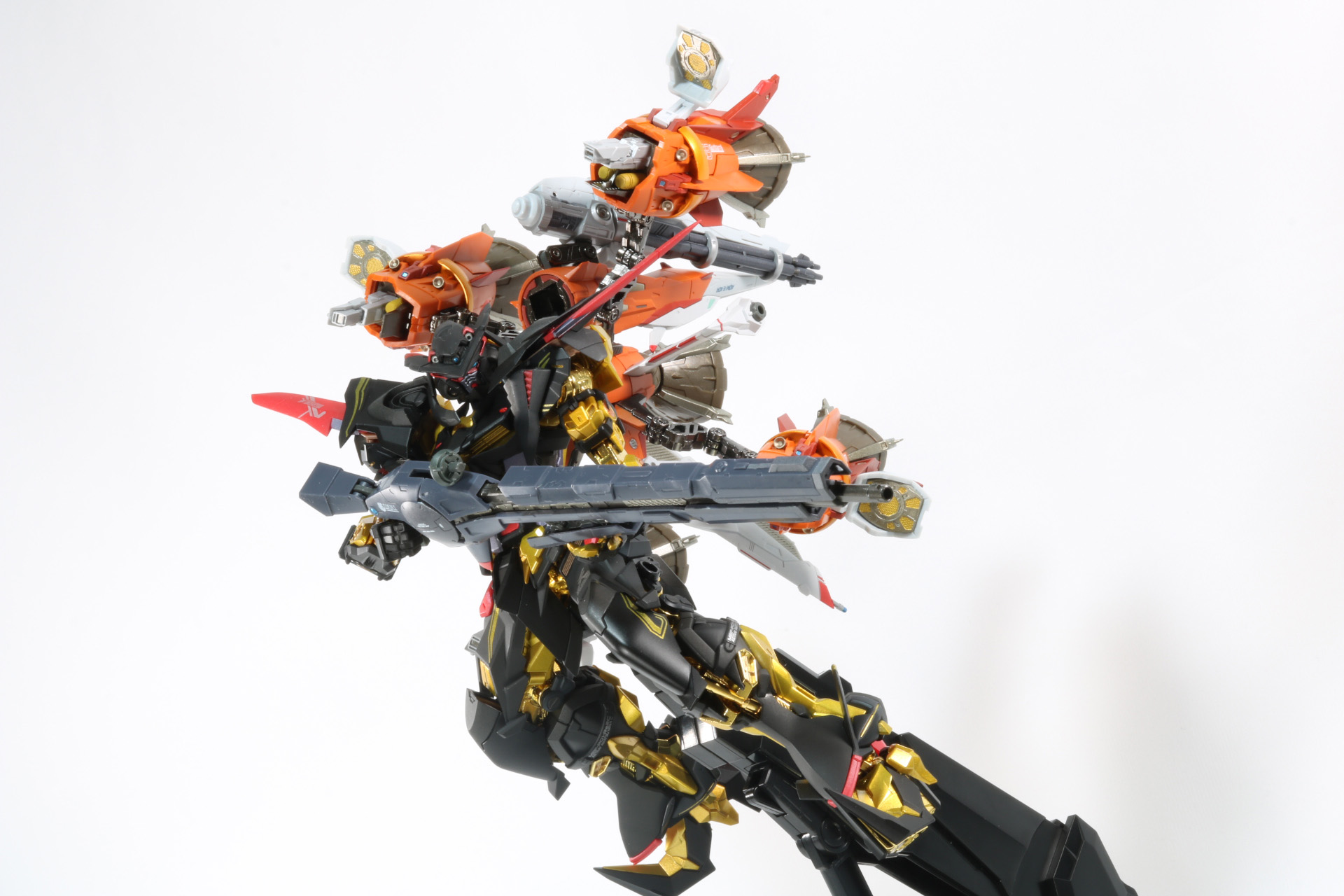 「METAL BUILD ガンバレルストライカー」付属の「レールガン」を持たせることが可能