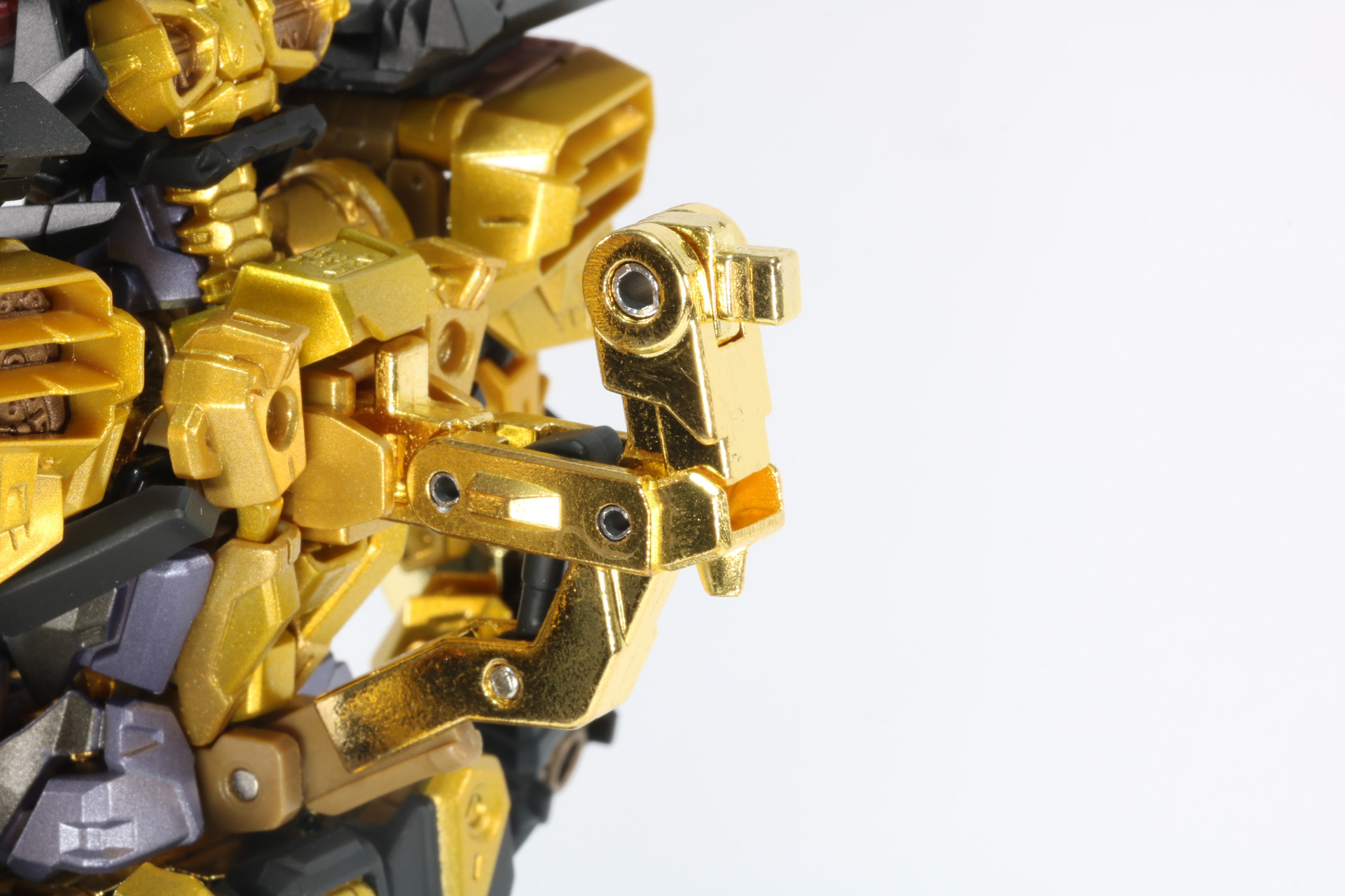 バックパックアームのメッキ塗装。光を反射する存在感が眩しい