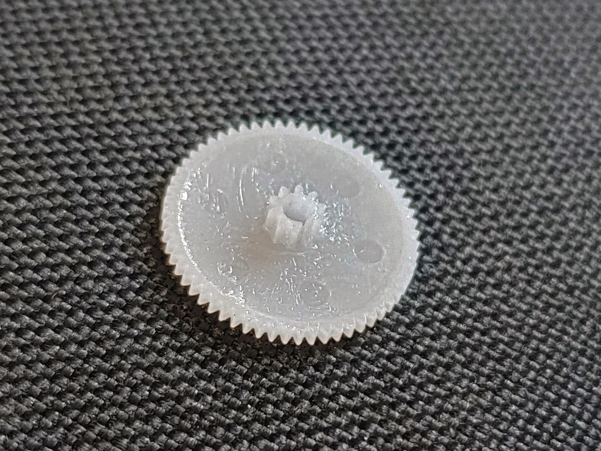 ステアリングサーボのギアが欠け、異音を発してしまっていた