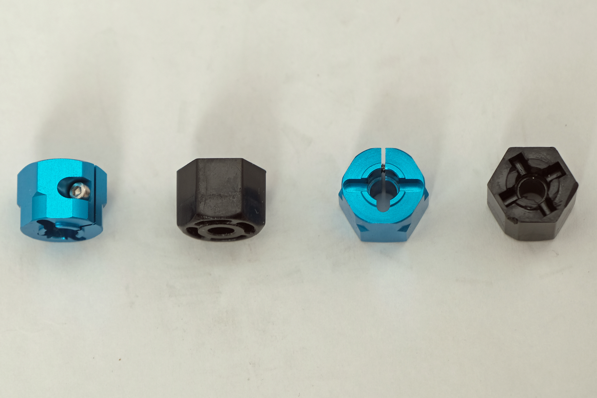 黒い樹脂製ホイールハブとアルミホイールハブ