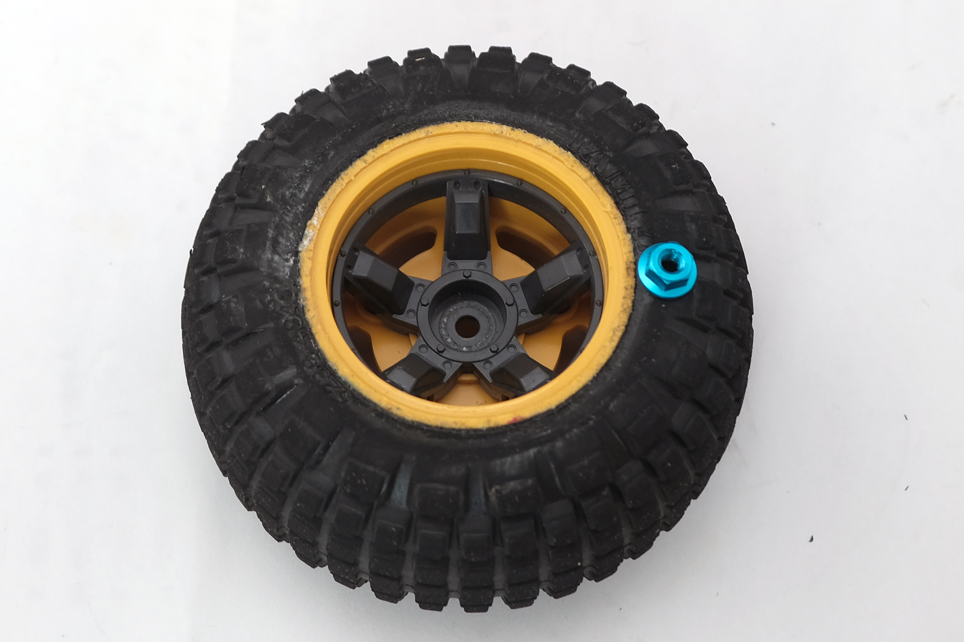 アルミナットはホイールに接する面がギザギザになっているので、ホイールの樹脂にガッチリ食い込んで固定される