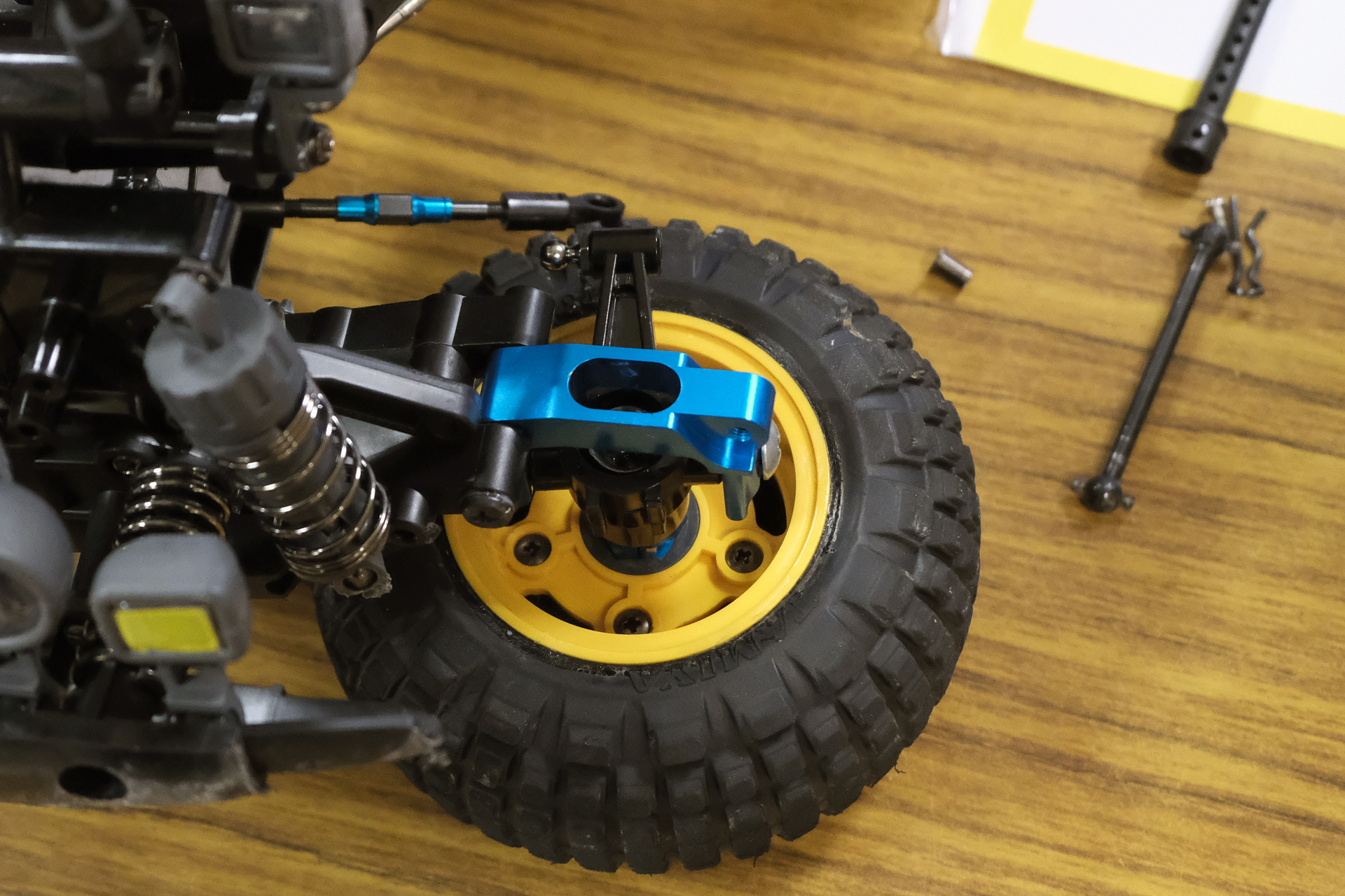 もし、コース上にドライブシャフトやネジが散乱してしまうと拾い集めるのが大変。レースだったらリタイヤになってしまう