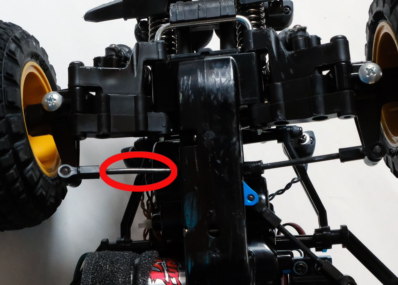 赤い丸で囲った部分が曲がってしまったタイロッド。右のロッドと比べるとゆがんでいるのがわかる