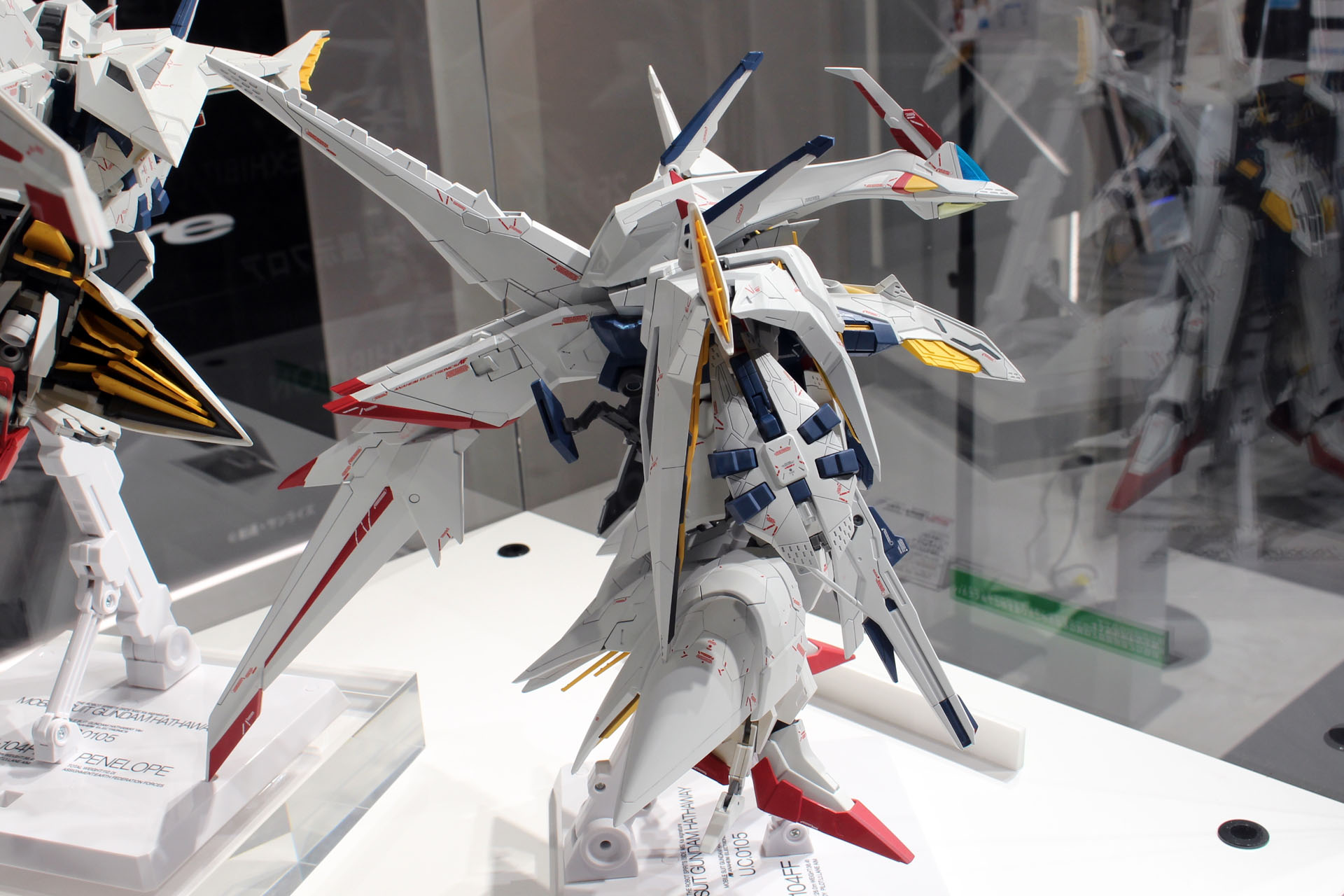 横から見るとモビルアーマーのようだ