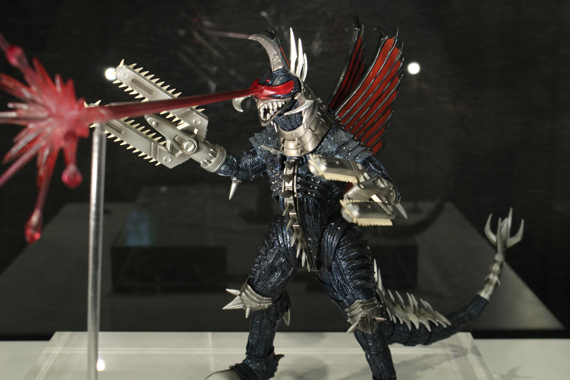 改造ガイガンの姿で展示。鎧のような皮膚の造形に注目