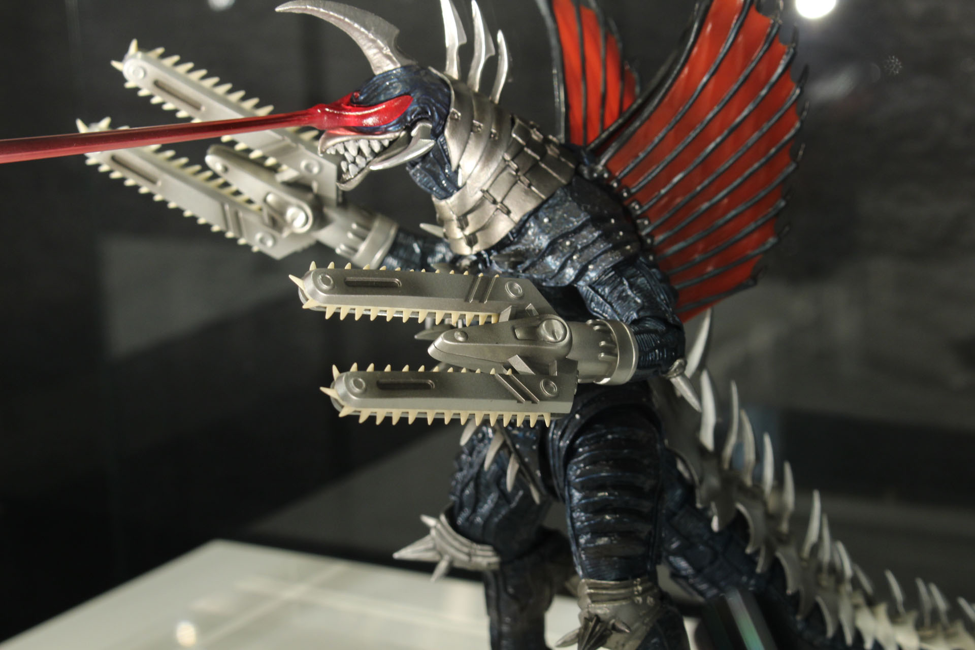 改造ガイガンの武器ブラッディチェーンソーは刃が回転する