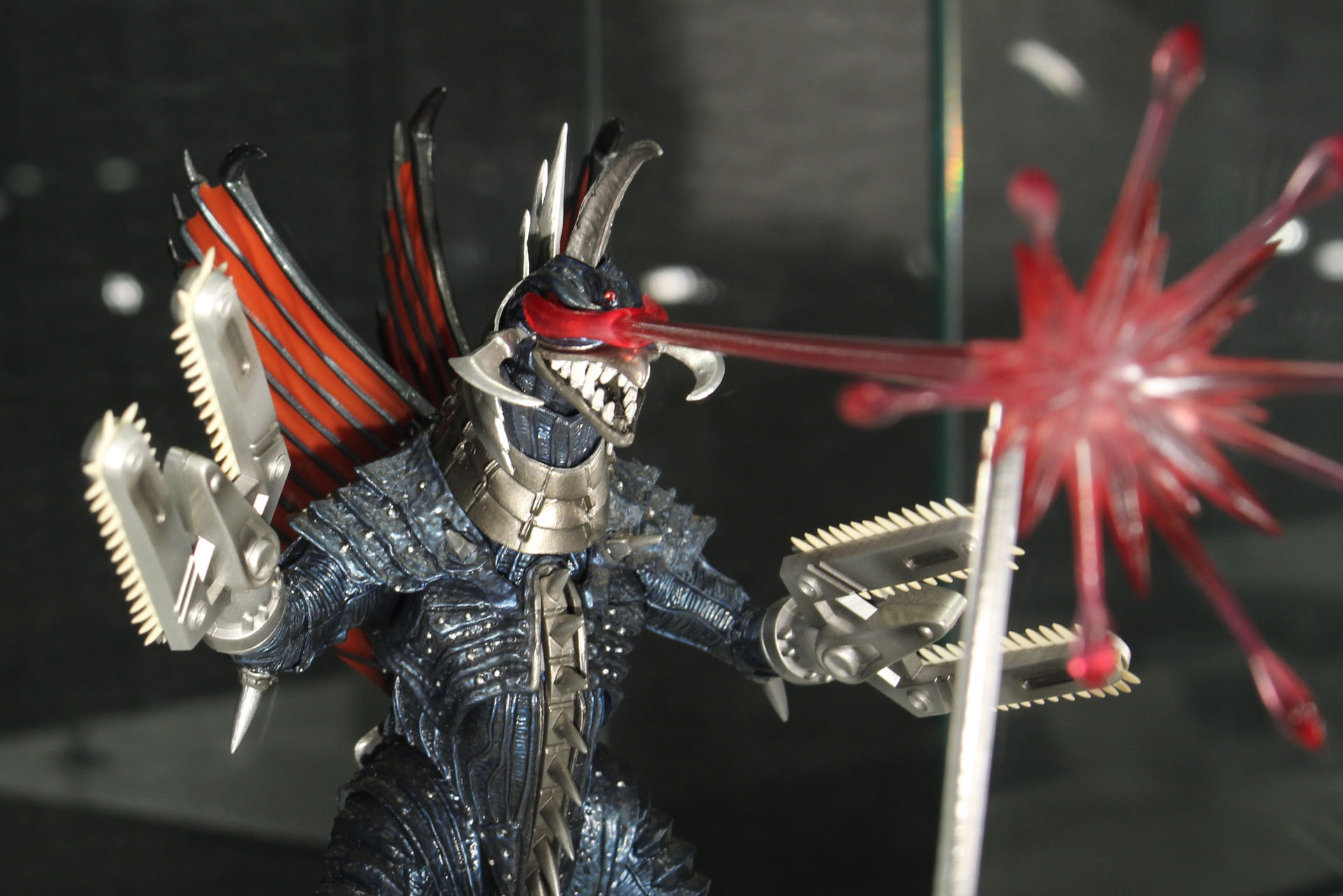 複眼より放つ光線ギガリューム・クラスターのエフェクトと専用台座が付属