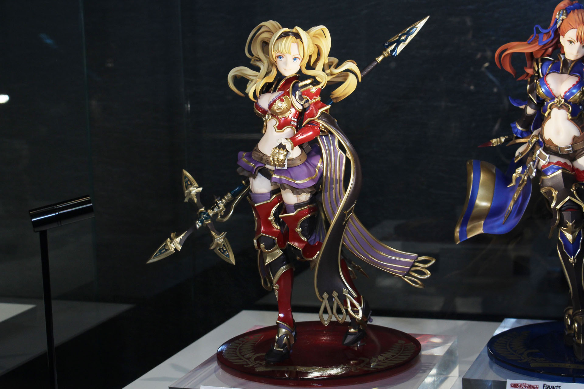 ゼタの全身。わずかに動きを持たせつつ、シルエットで体型がわかるポージングだ