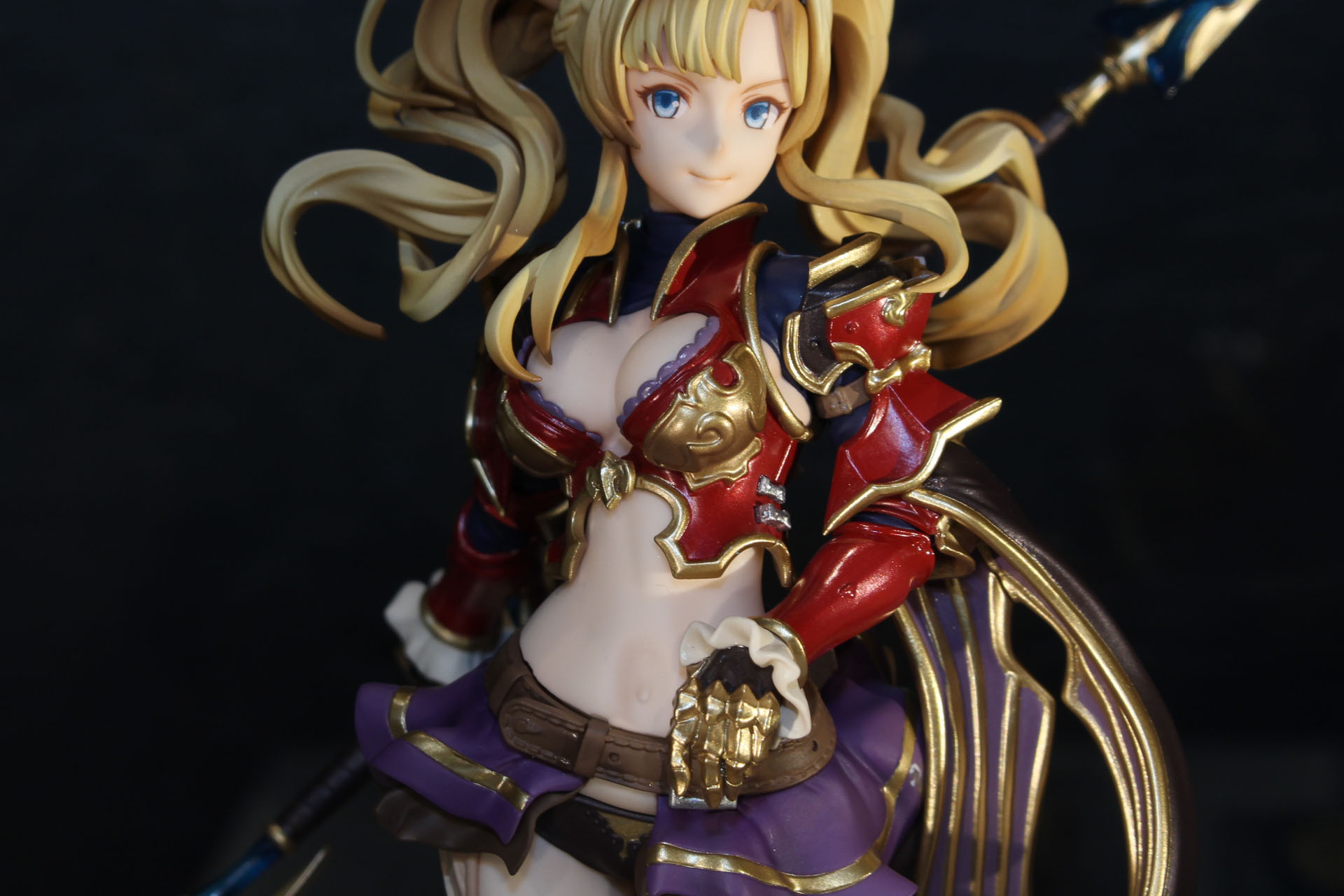 メタリックな鎧の輝きの中に見える素肌の質感のコントラストが素晴らしい