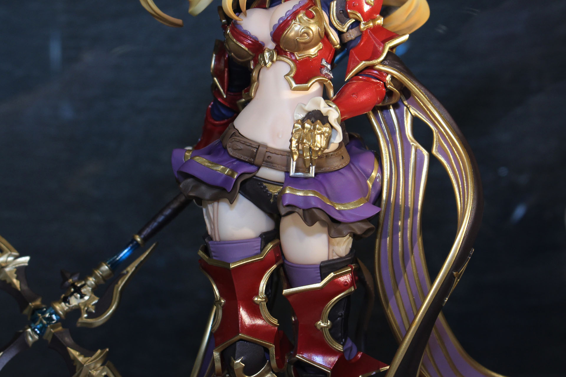 スカートニーソックスの間のいわゆる“絶対領域”の造形も完璧だ。ガーターベルトも見える