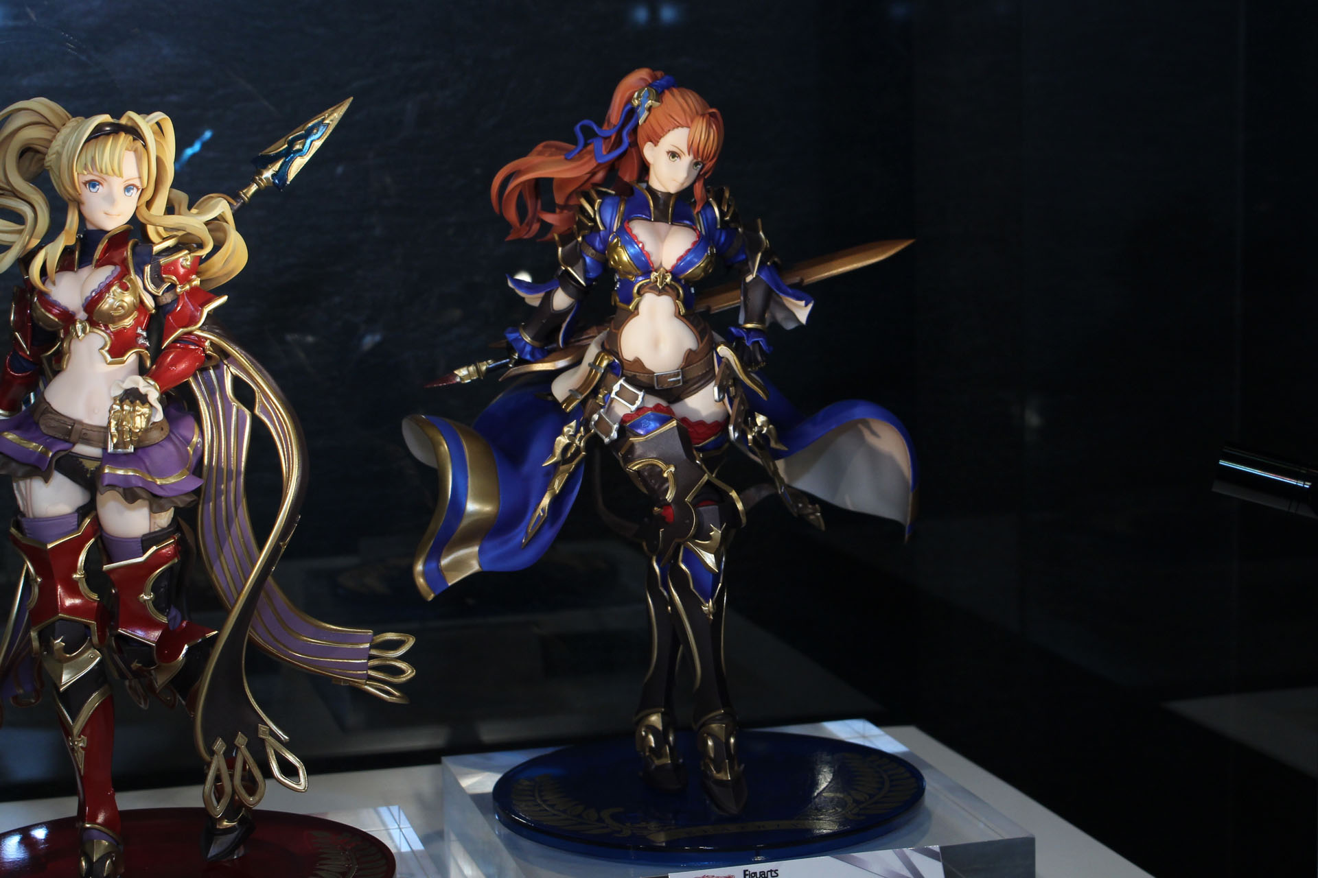 ベアトリクスの全身。赤い鎧のゼタに対し、青色の鎧がクールだ