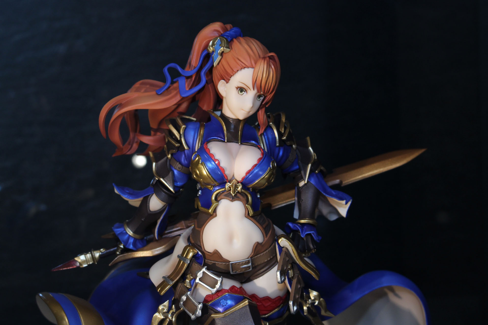 鎧の色の印象からか、その表情はゼタよりもクールに見える