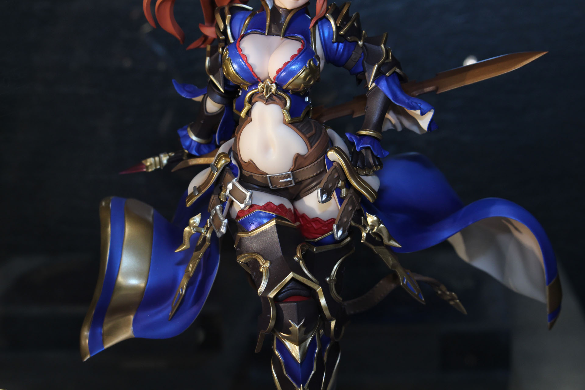 はためくスカートの周りには武器などの小物が充実している