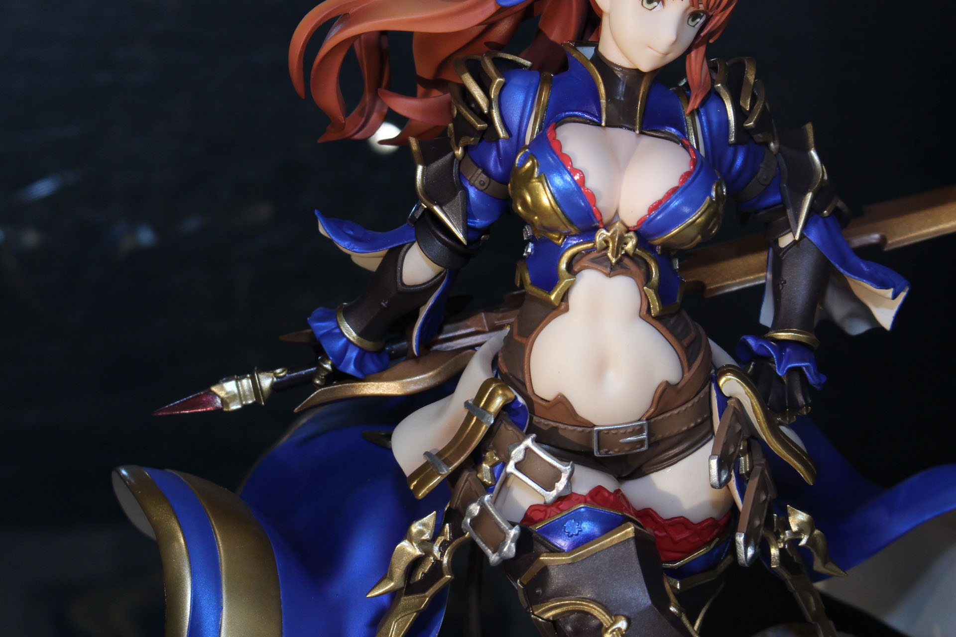 剣は後ろに構えている。実物でその造形を楽しんでほしい