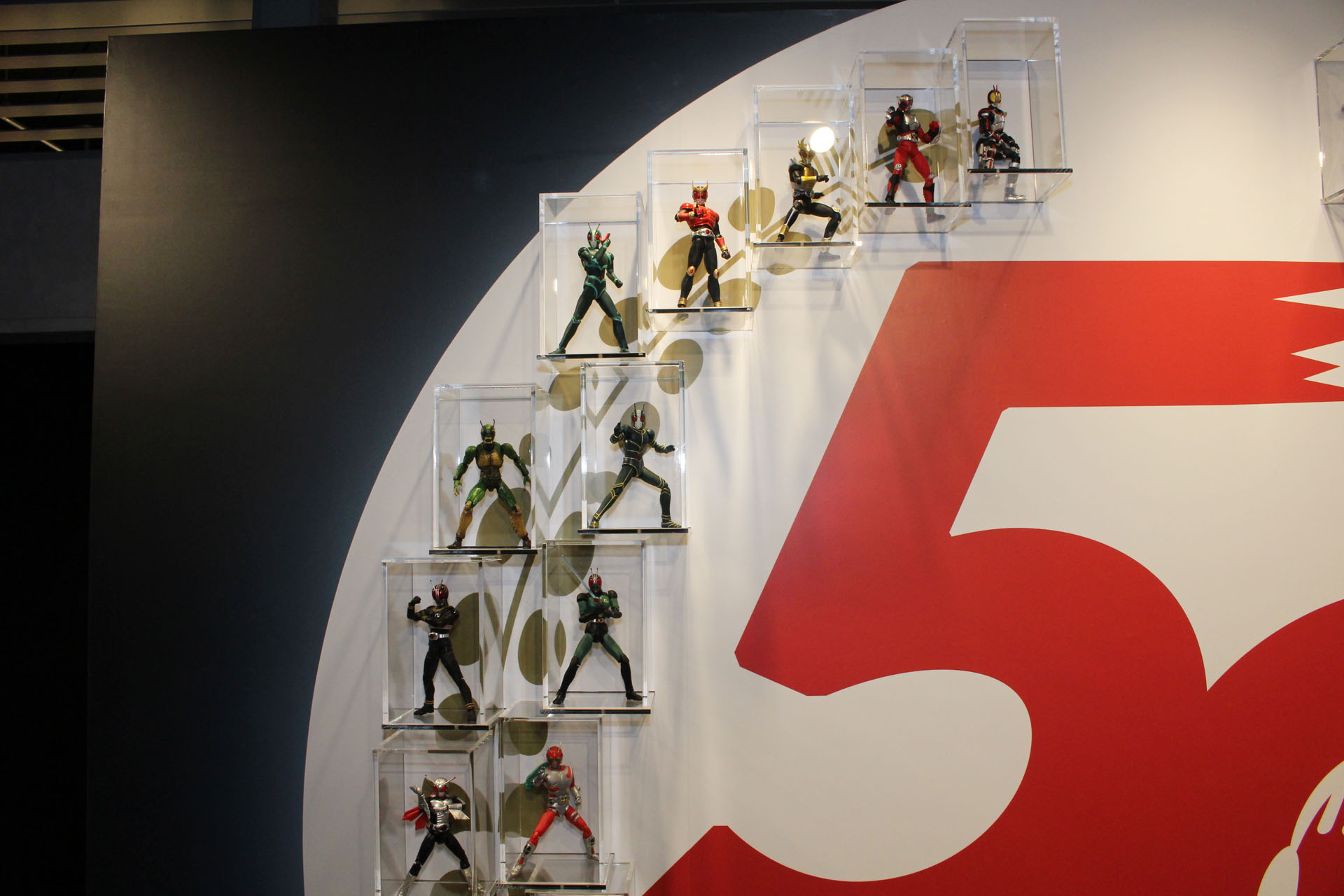 「真骨彫製法」で発売済みのライダーは全てそちらを採用。真骨彫で未発売のものは無印のS.H.Figuartsとなる