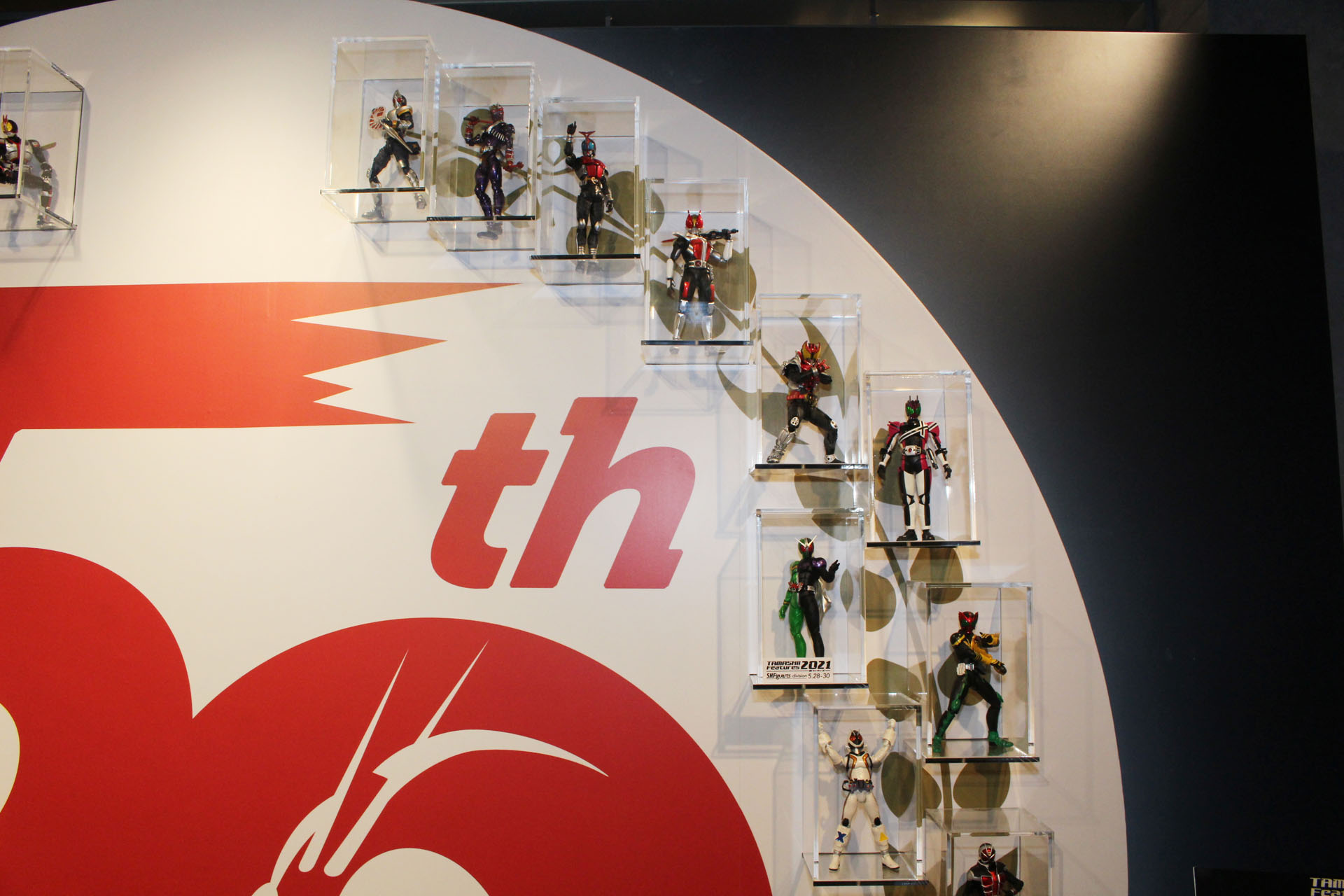 「真骨彫製法」で発売済みのライダーは全てそちらを採用。真骨彫で未発売のものは無印のS.H.Figuartsとなる