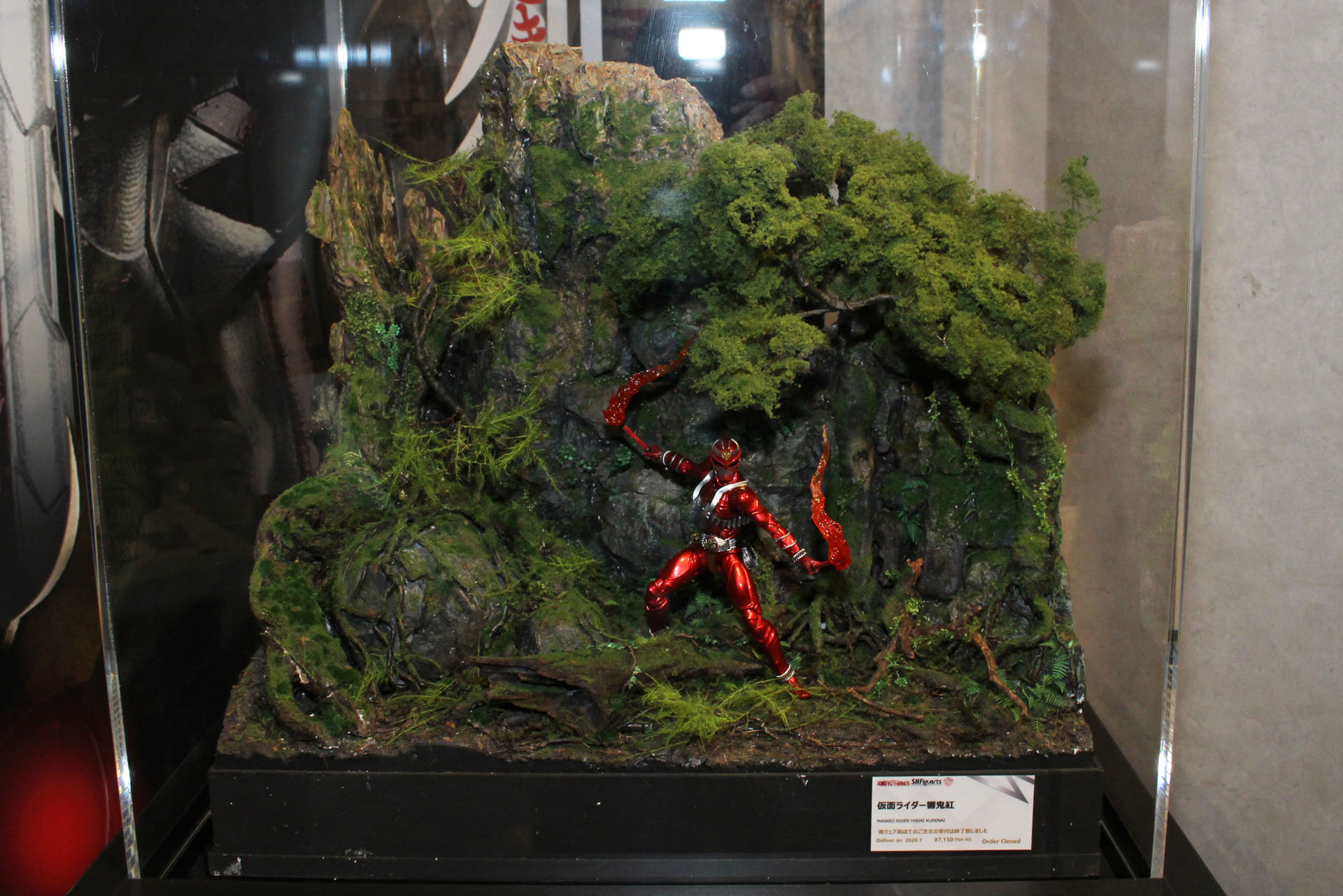 深い森で戦う響鬼紅。緑と赤のコントラストが美しい